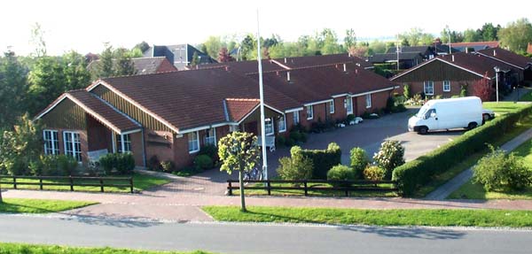 Blick auf die Seniorenwohnanlage vom Strdeich